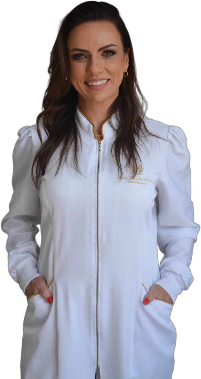 Paula Camila Gehlen, quiropraxista, sorrindo de jaleco branco